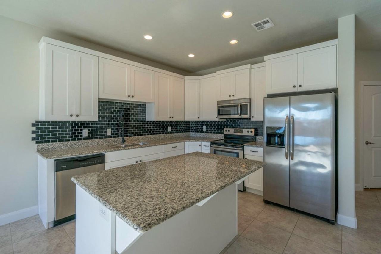 3925 Bella Vista Drive - Photo 7 of 36