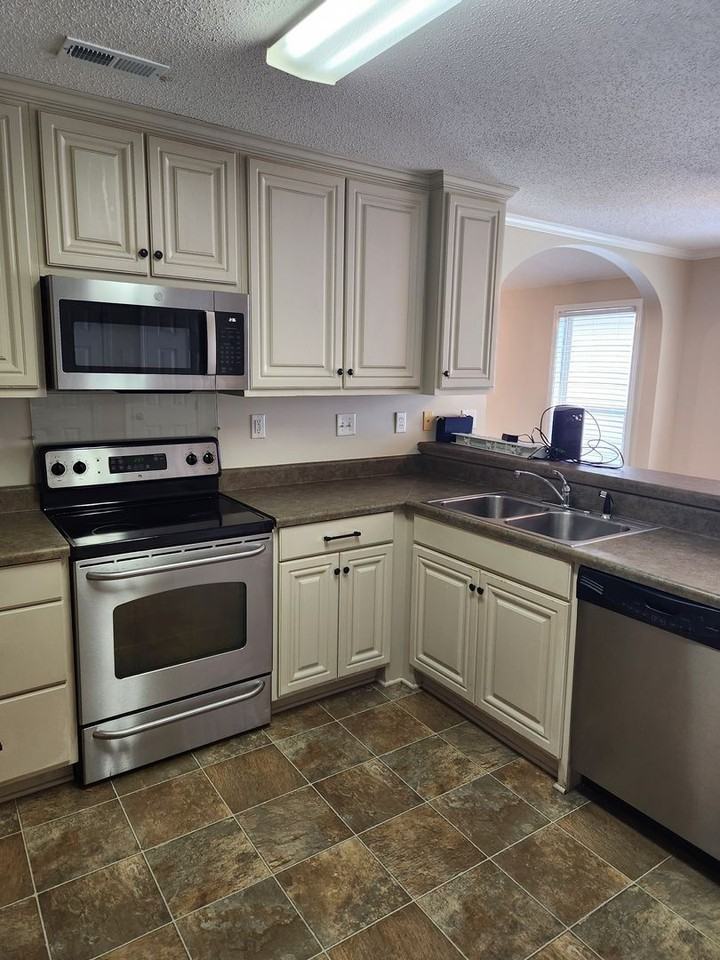 9841 Lenox Ln - Photo 7 of 17