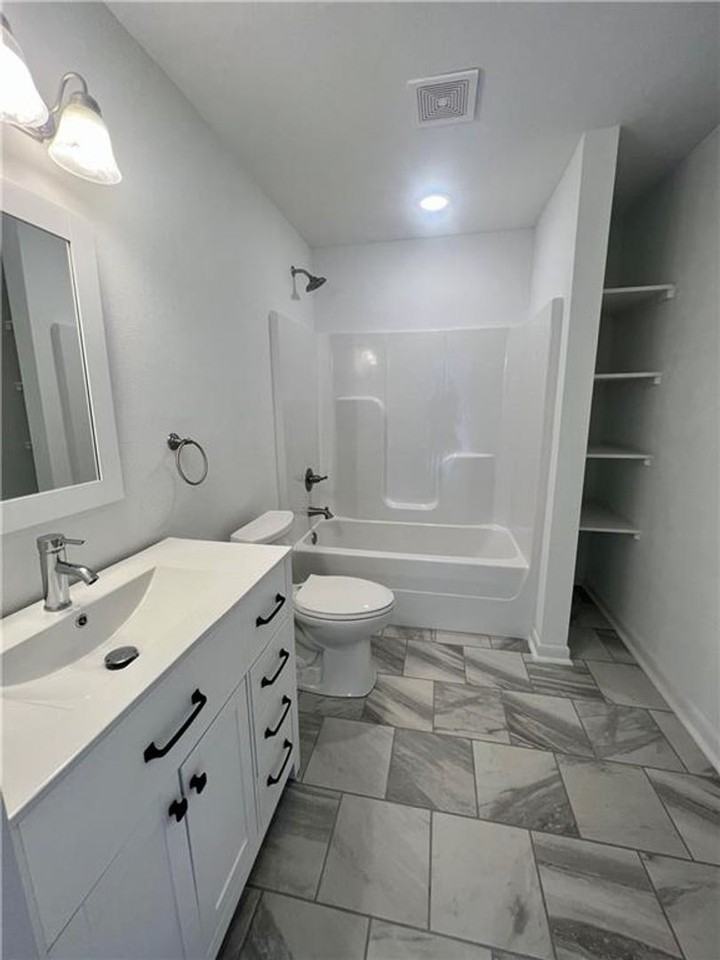 806 Nw 10th St - Photo 3 of 4