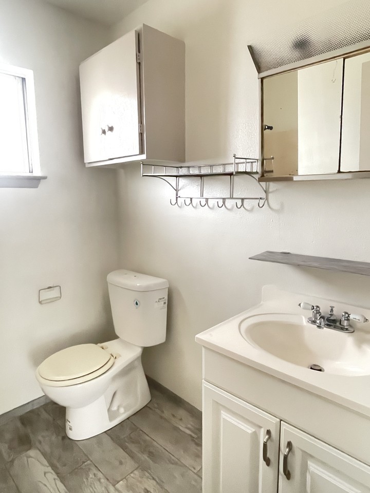 1326 S Saint Marys St #8 - Photo 2 of 6