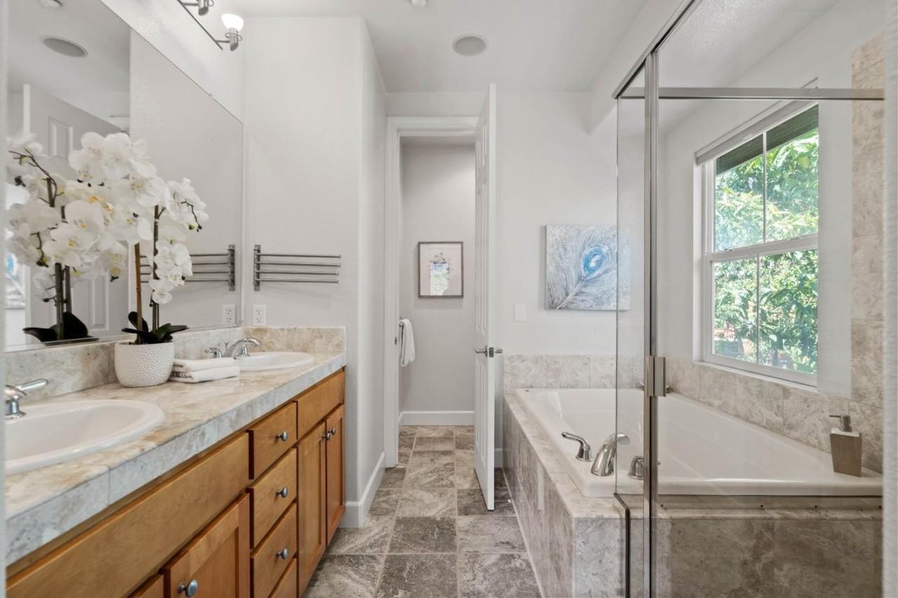 138 Holly Terrace - Photo 2 of 6