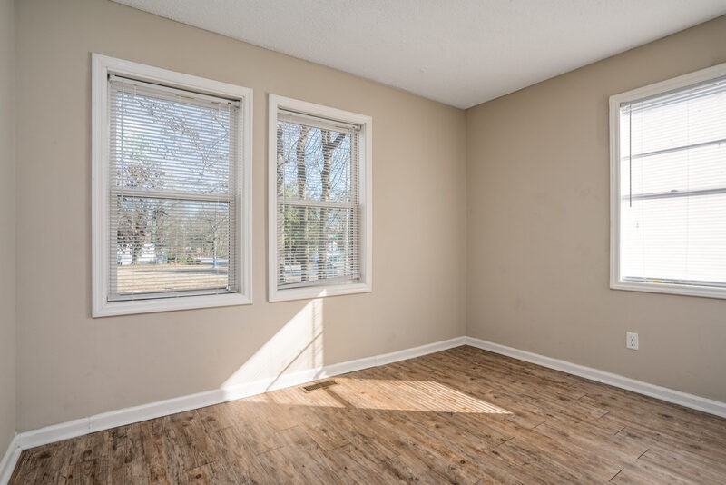 242 Rose St - Photo 2 of 4