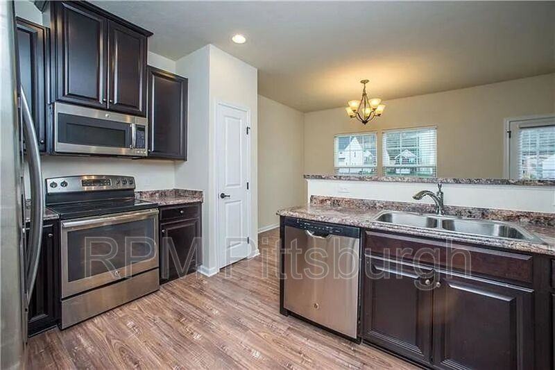 8035 Hinsdale Ln - Photo 2 of 24