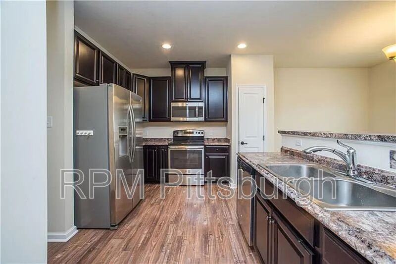 8035 Hinsdale Ln - Photo 3 of 24