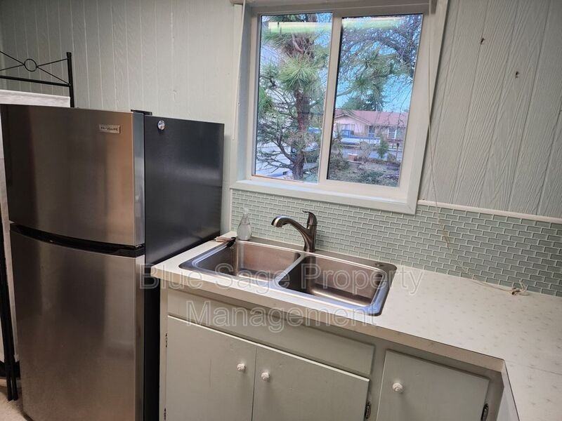 500 3rd Pl - Photo 3 of 11
