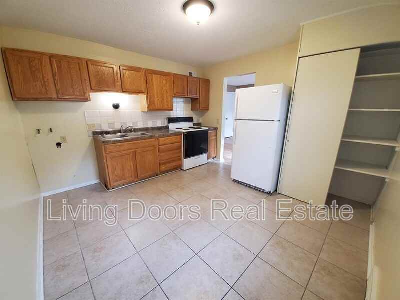 365 S 44th St - Photo 2 of 10