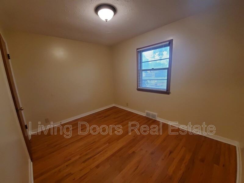 365 S 44th St - Photo 3 of 10