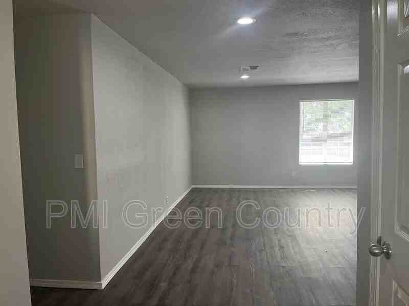 801 W Vicksburg St - Photo 4 of 24