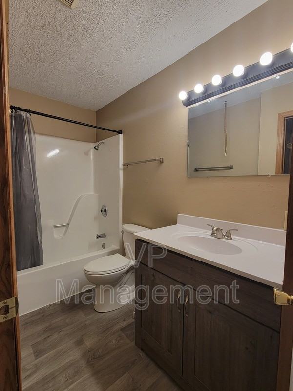 25 Park Crest Ct - Photo 3 of 13