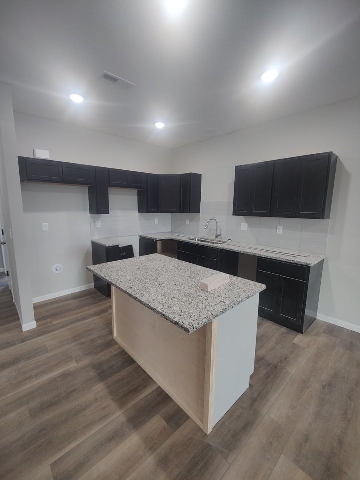 390 E Ford St #NA - Photo 3 of 10