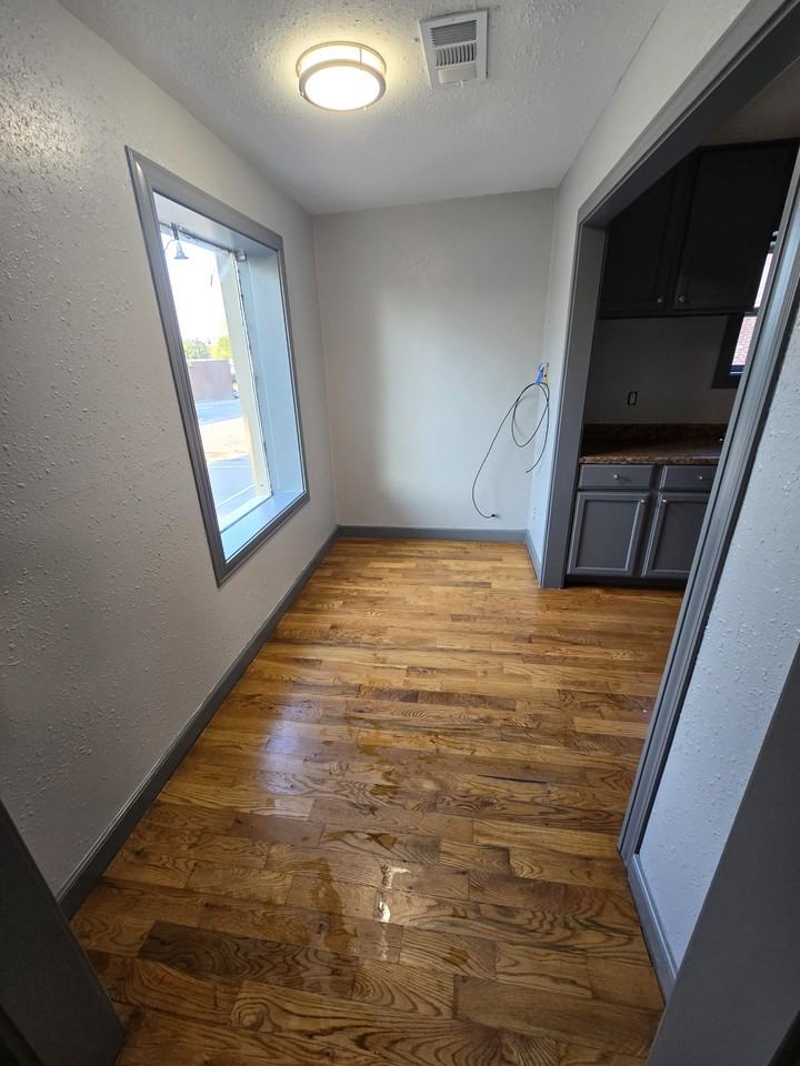 101 S Mulberry St - Photo 2 of 6