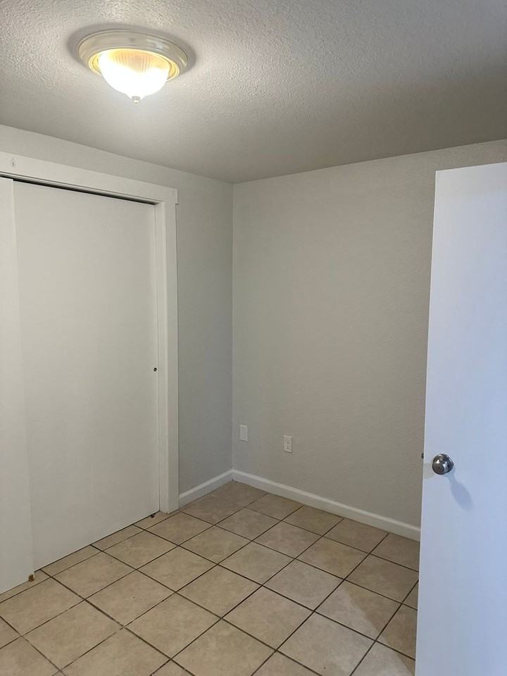 1717 Oxford Drive Apartments - Photo 2 of 9