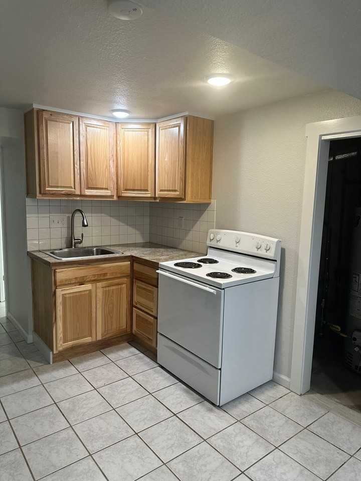 1717 Oxford Drive Apartments - Photo 3 of 9