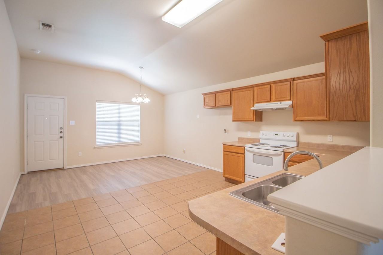 6616 36th St - Photo 4 of 17