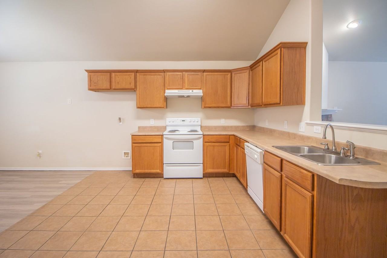 6616 36th St - Photo 5 of 17