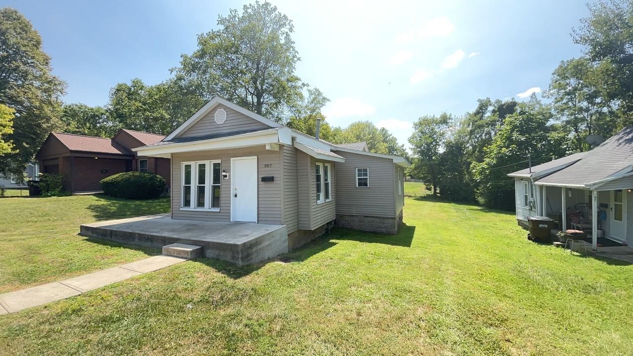 907 E Church St - Photo 2 of 30