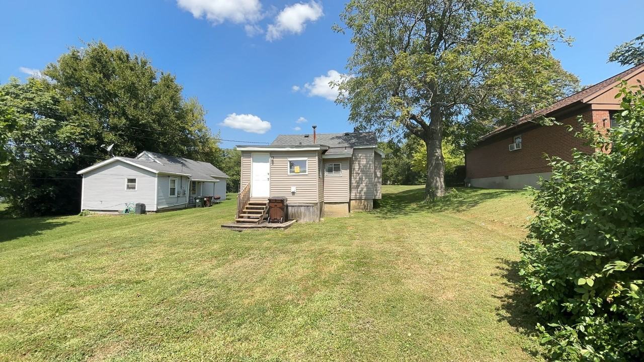 907 E Church St - Photo 3 of 30