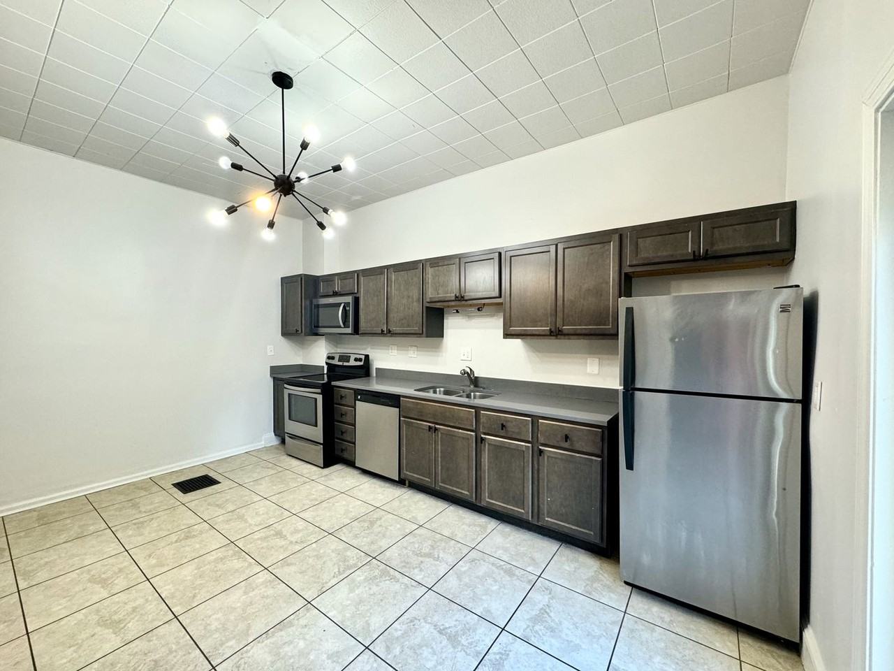 423 Warner St - Photo 4 of 45