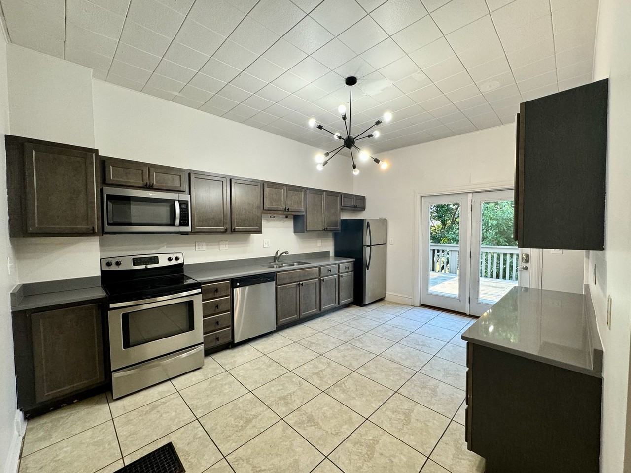 423 Warner St - Photo 5 of 45