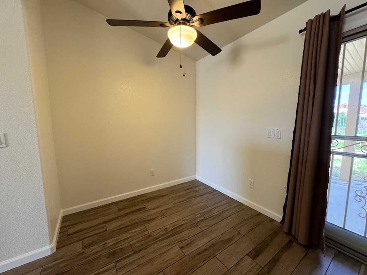 17701 N Woodrose Ave - Photo 3 of 24