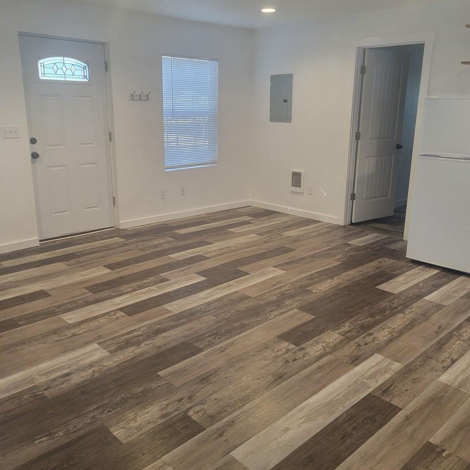 523 Van Ness Ave - Photo 2 of 7