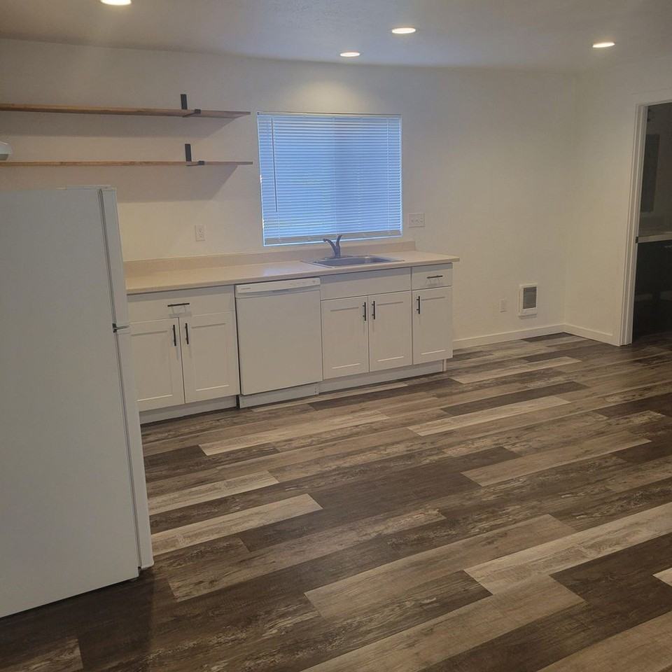 523 Van Ness Ave - Photo 3 of 7