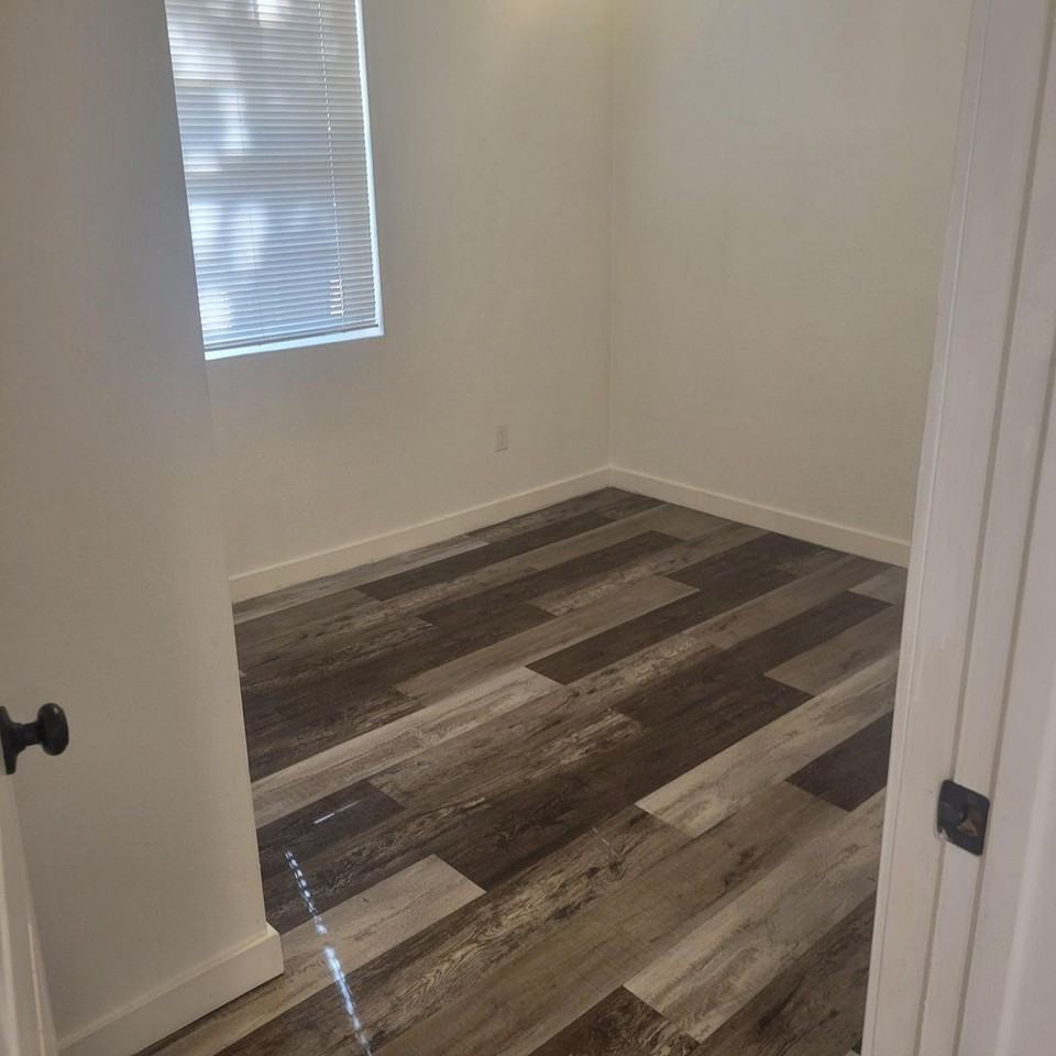 523 Van Ness Ave - Photo 5 of 7