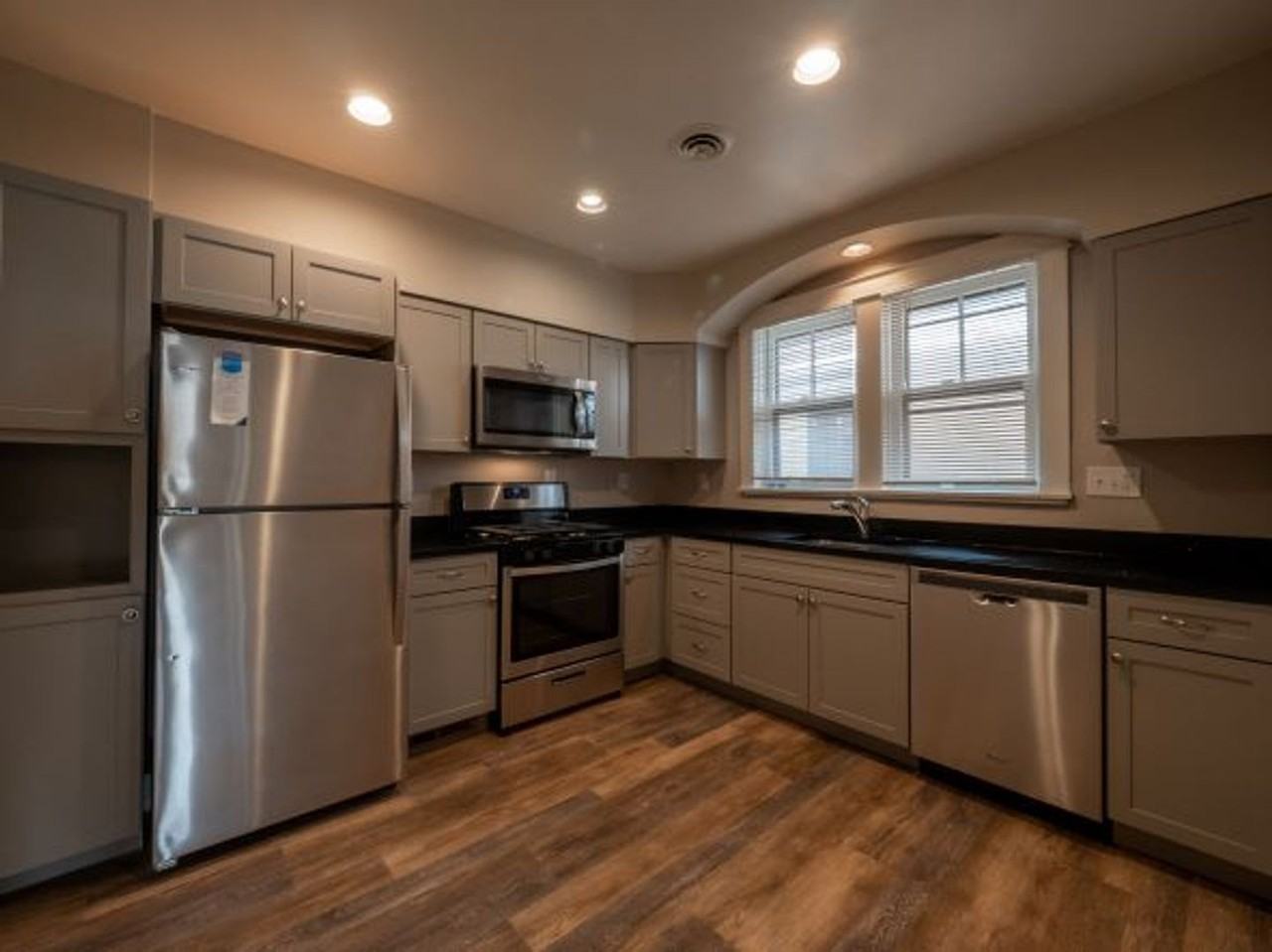 319 W Hutchinson Ave - Photo 2 of 15