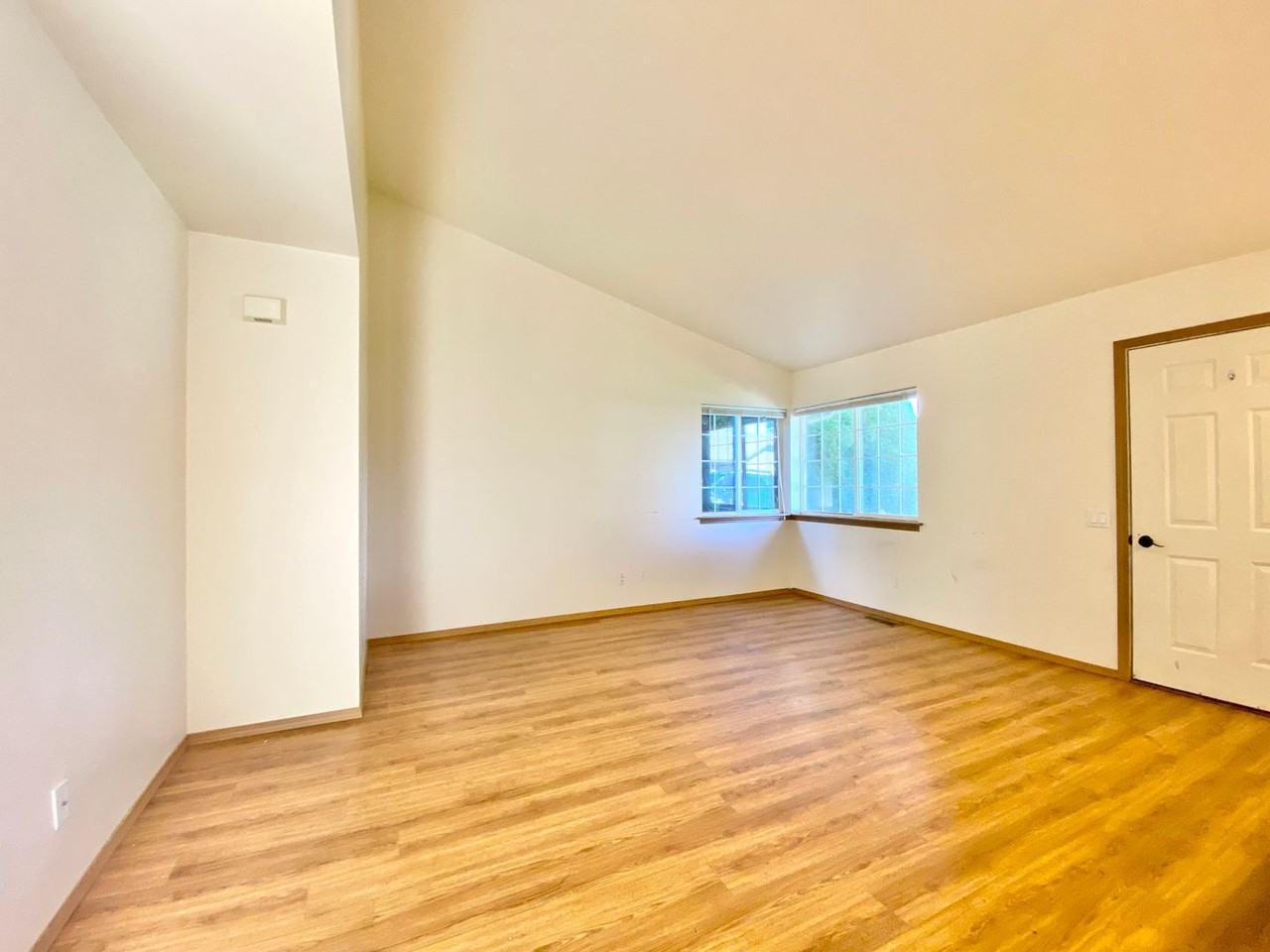 809/811 Jamie Drive - Photo 2 of 20