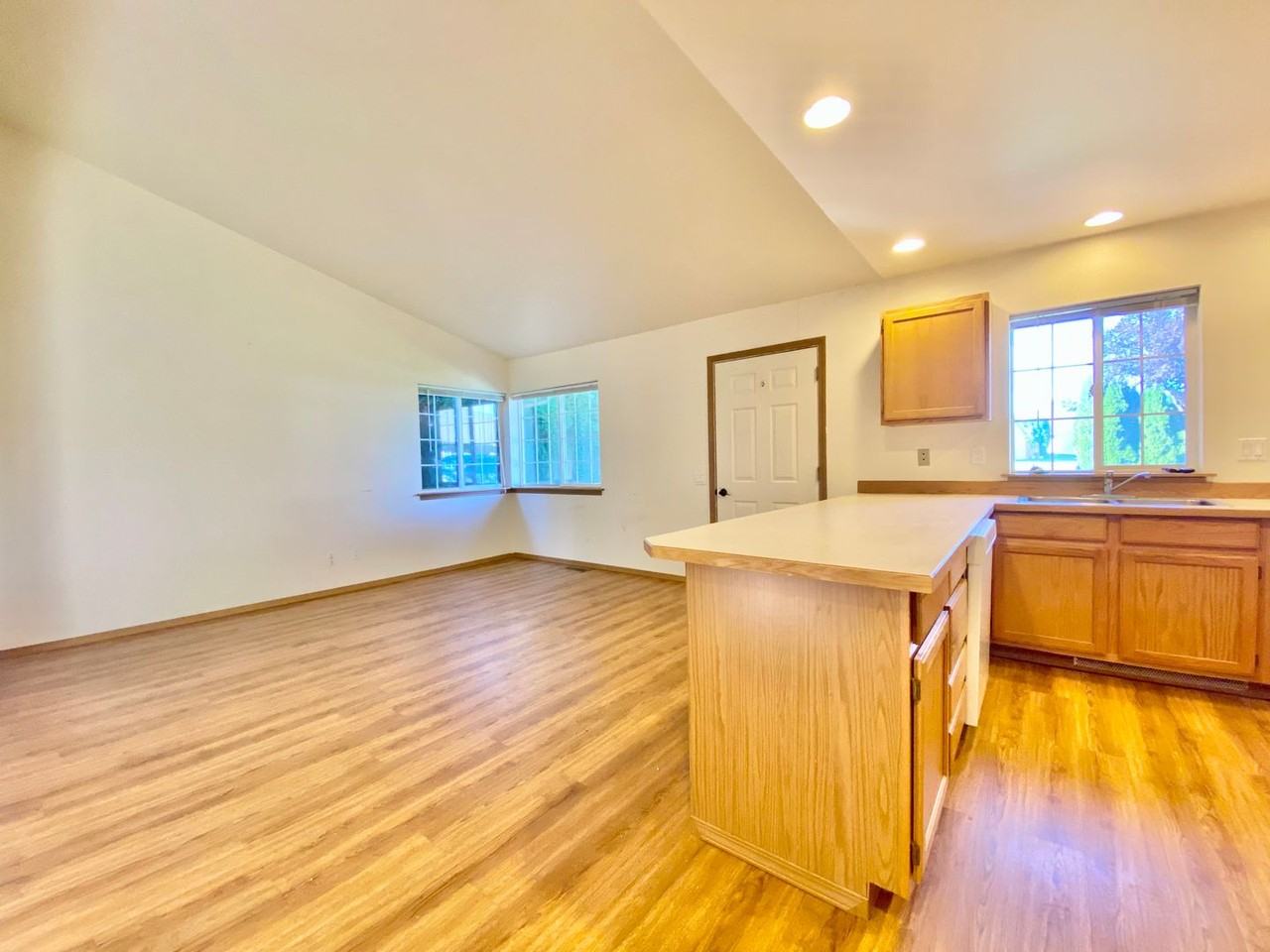 809/811 Jamie Drive - Photo 3 of 20