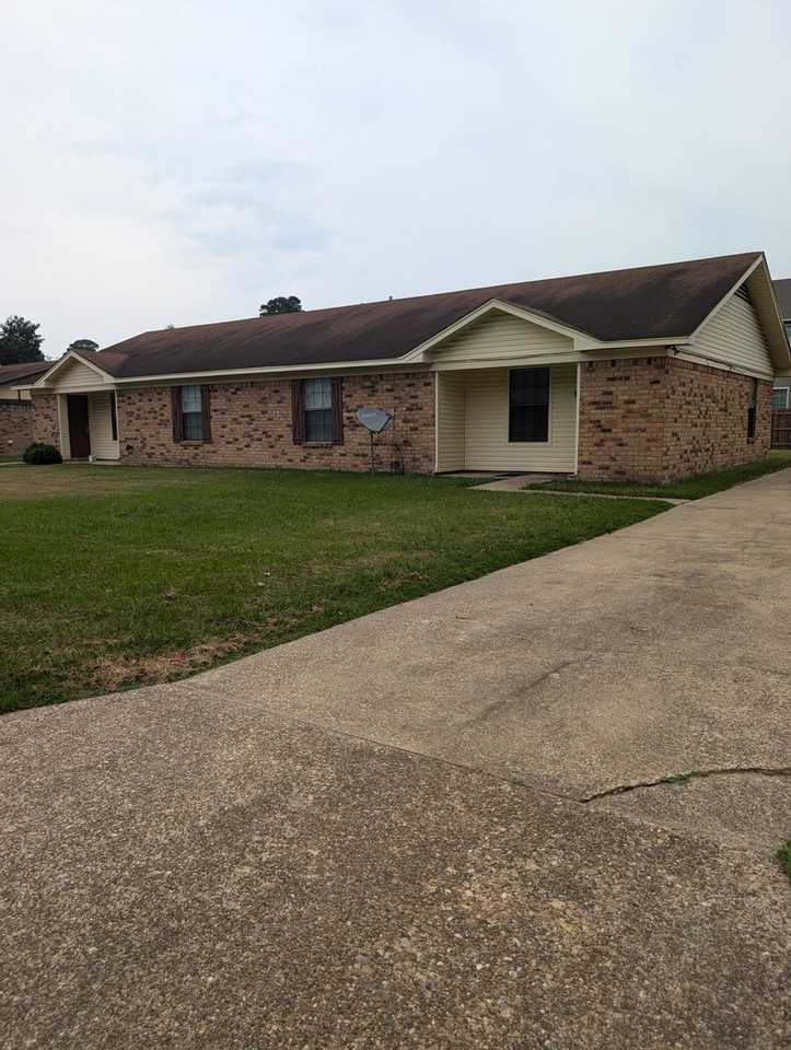 3930 Eastwood Dr #A - Photo 2 of 6