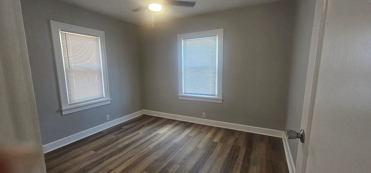 2115 West 8th Street - Photo 3 of 7