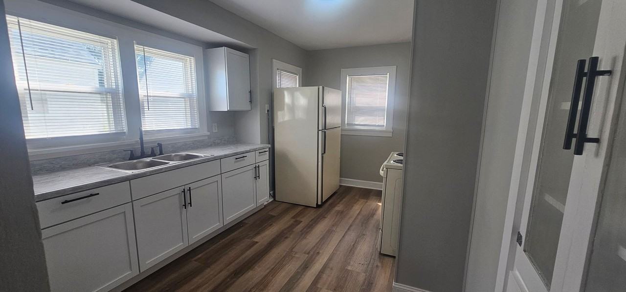 2115 West 8th Street - Photo 4 of 7