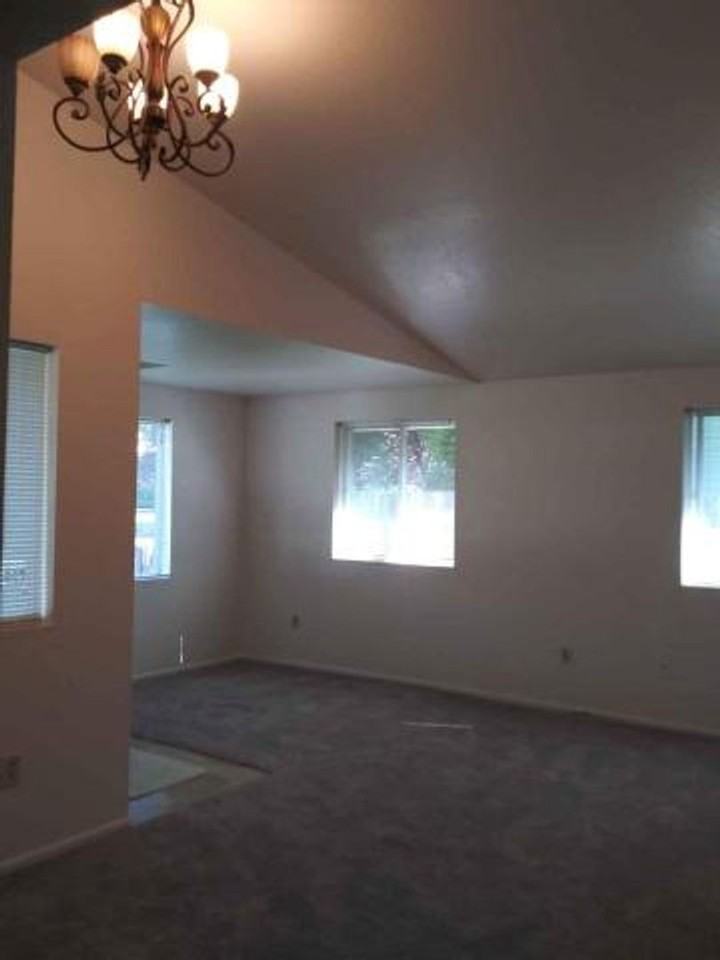 447 Ne Jackson St - Photo 5 of 17