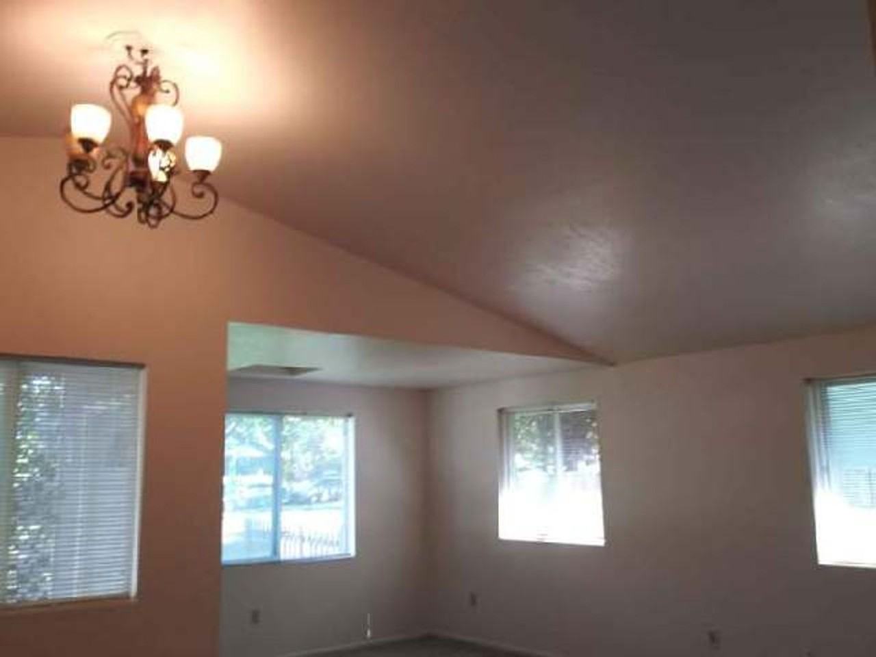 447 Ne Jackson St - Photo 6 of 17