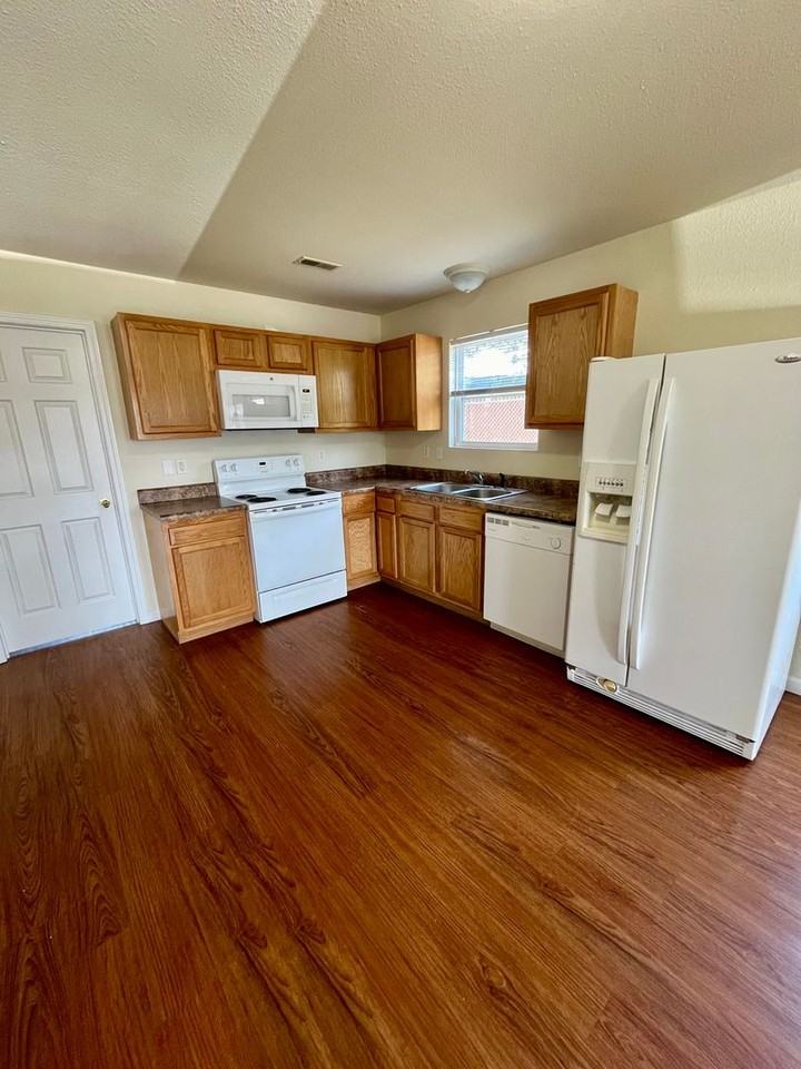 67 Liberty Ln - Photo 3 of 9