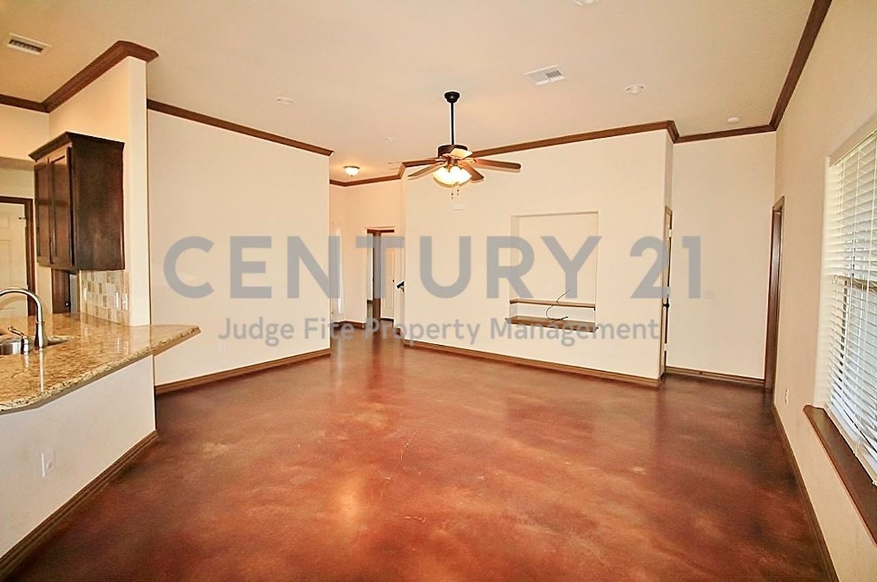 325 W 4th St - Photo 2 of 11