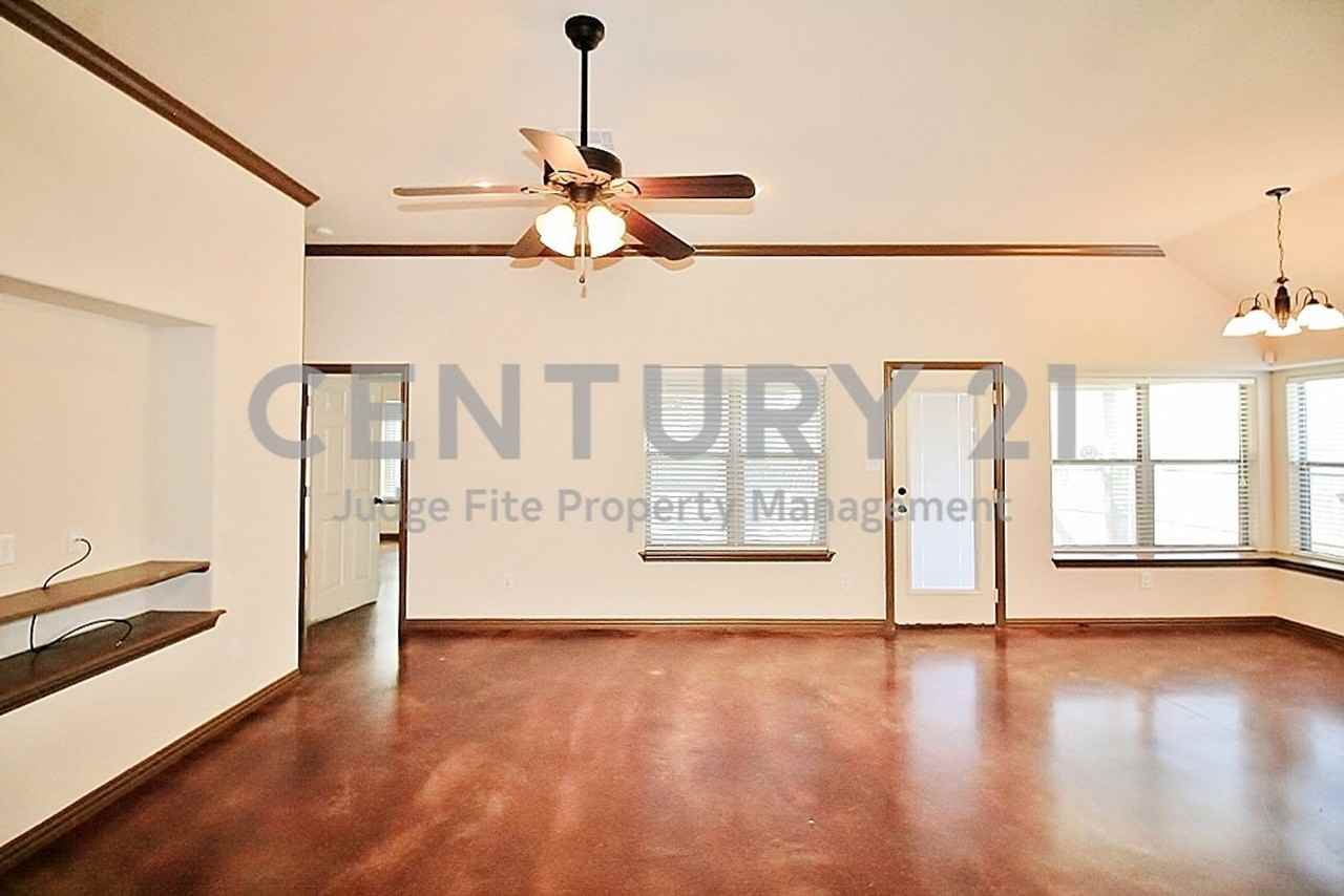 325 W 4th St - Photo 3 of 11