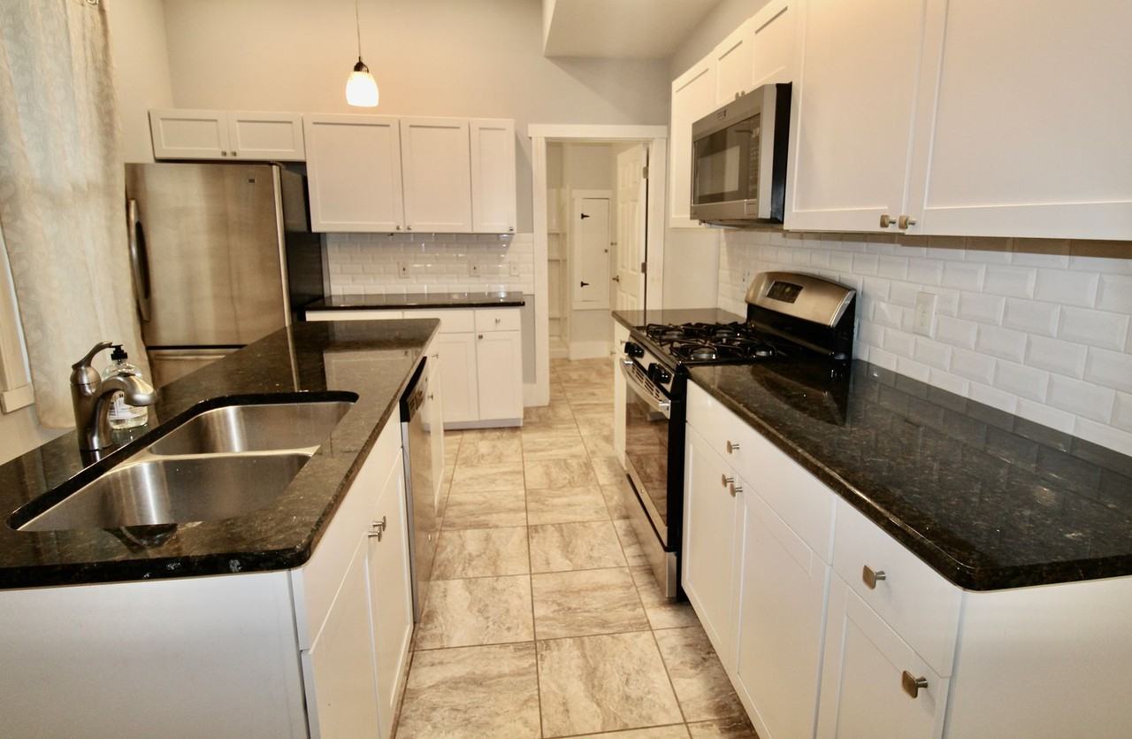 1417 Green St - Photo 3 of 22