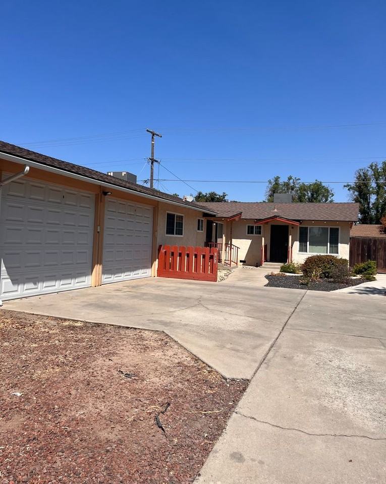 2051 Celeste Dr - Photo 2 of 9