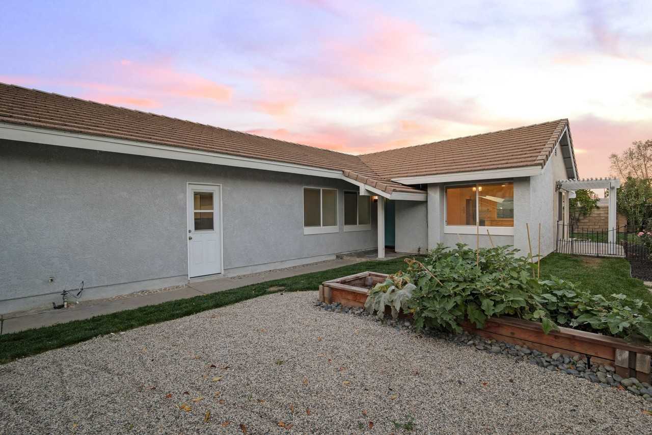 25744 Salceda Rd - Photo 2 of 22