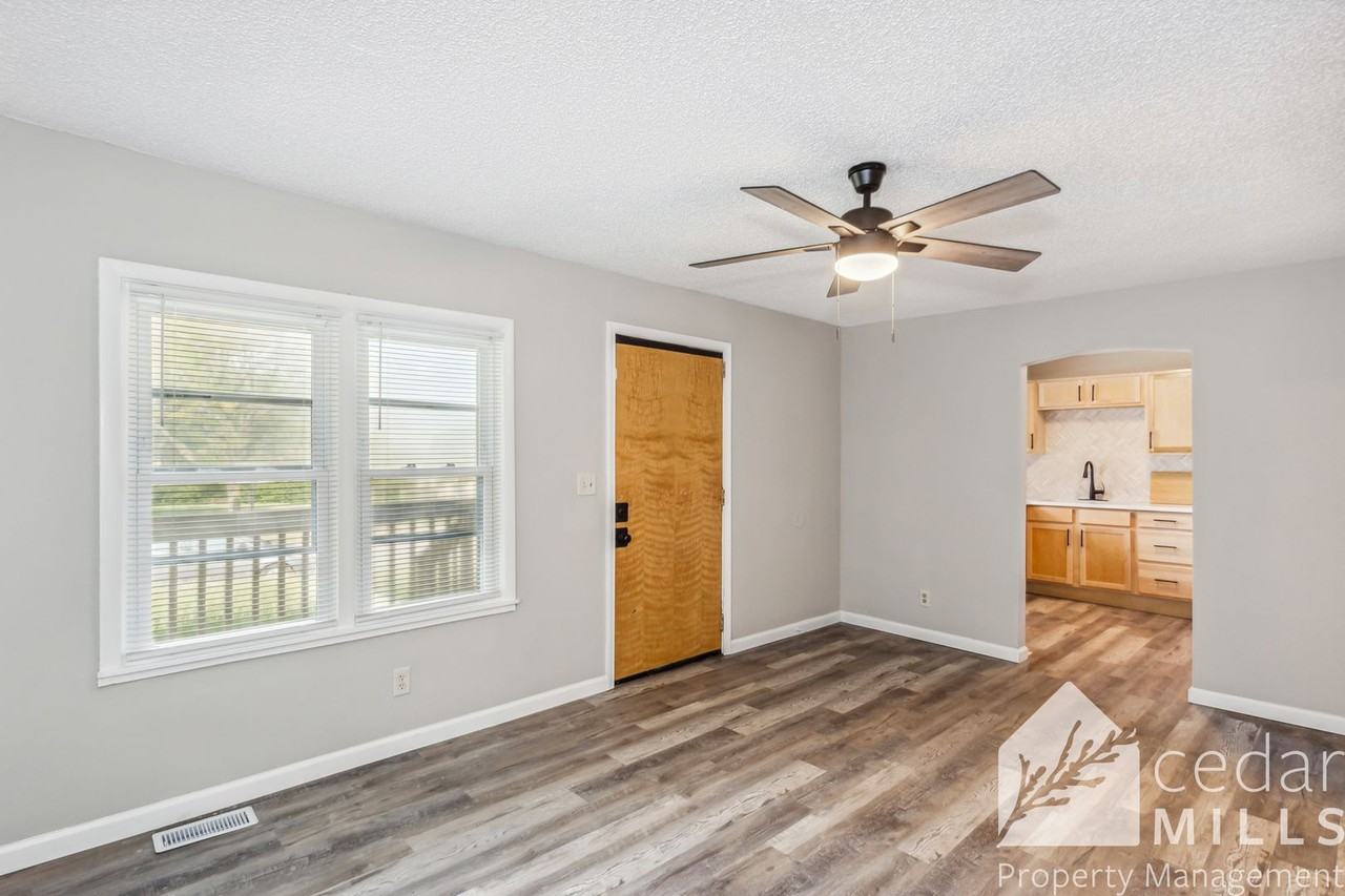 1922 N Chautauqua Ave - Photo 6 of 13