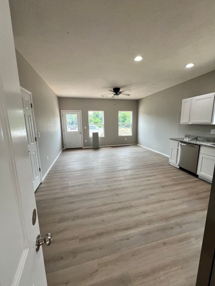 1125 S Mission Ave - Photo 2 of 21