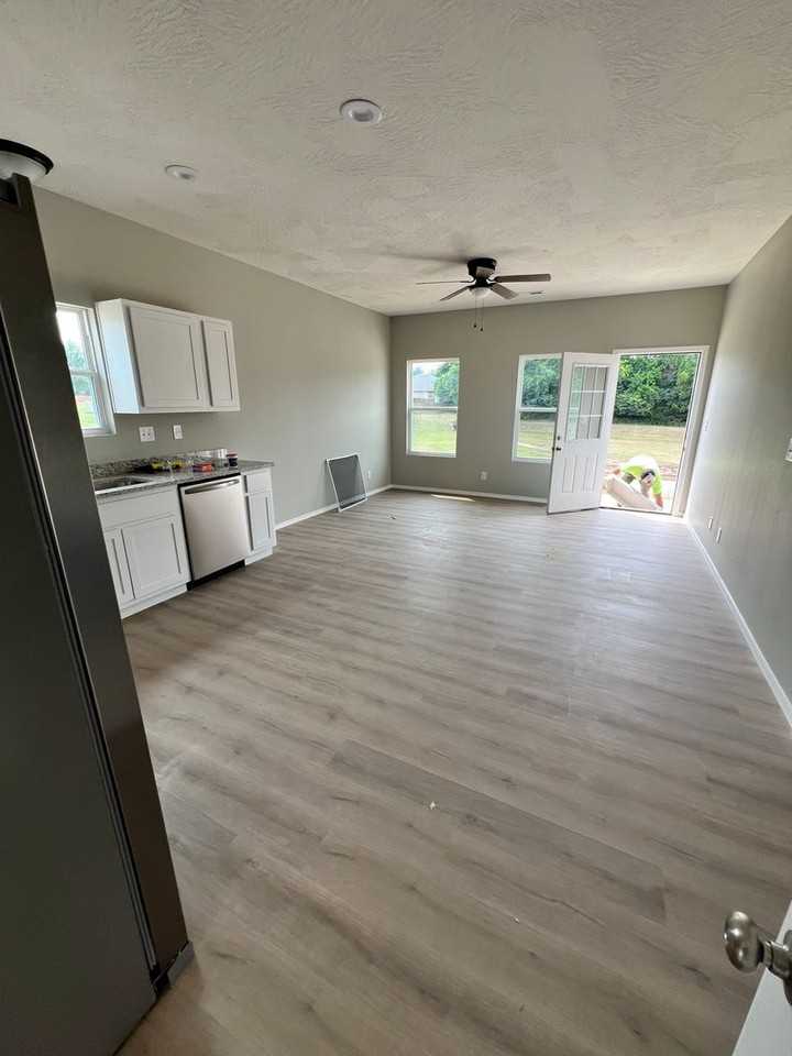 1145 S Mission Ave - Photo 2 of 22