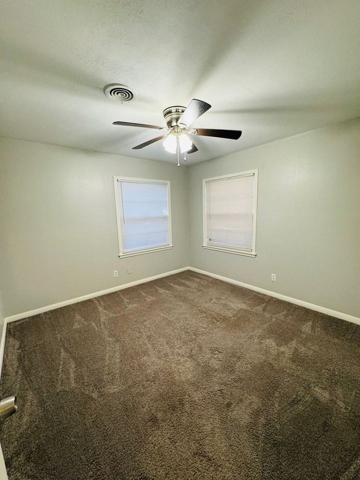 4517 Robinwood Dr - Photo 2 of 14
