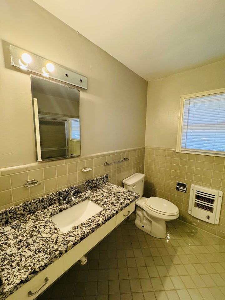 4517 Robinwood Dr - Photo 3 of 14