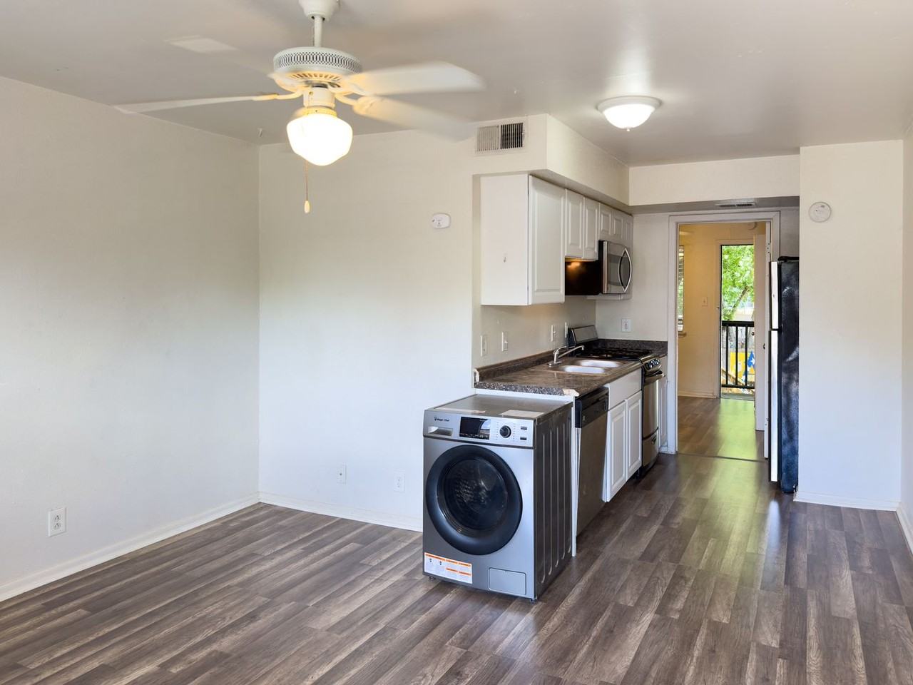 1010 W 23rd St - Photo 3 of 14