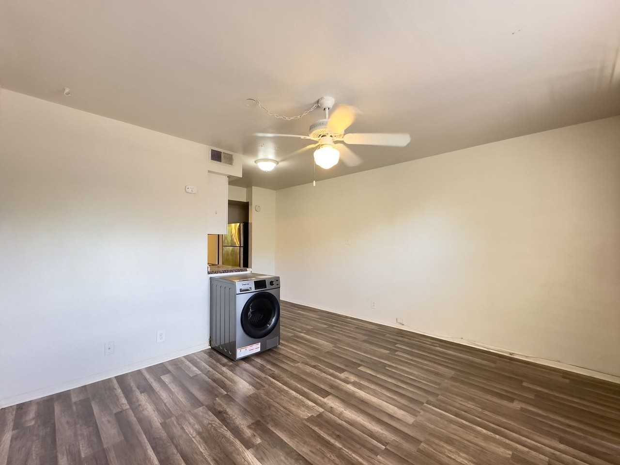1010 W 23rd St - Photo 4 of 14
