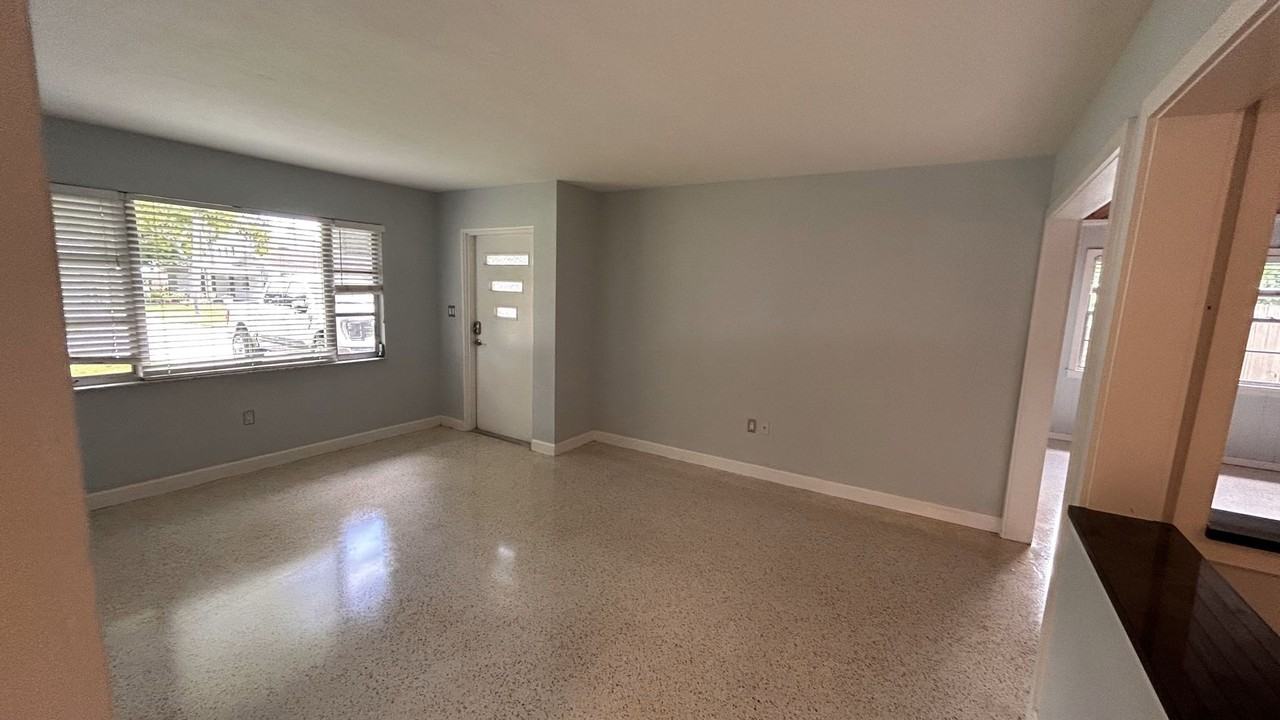 2762 Martin St - Photo 3 of 16