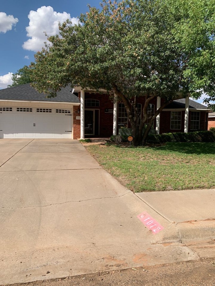 1012 Rosewood Dr - Photo 3 of 34